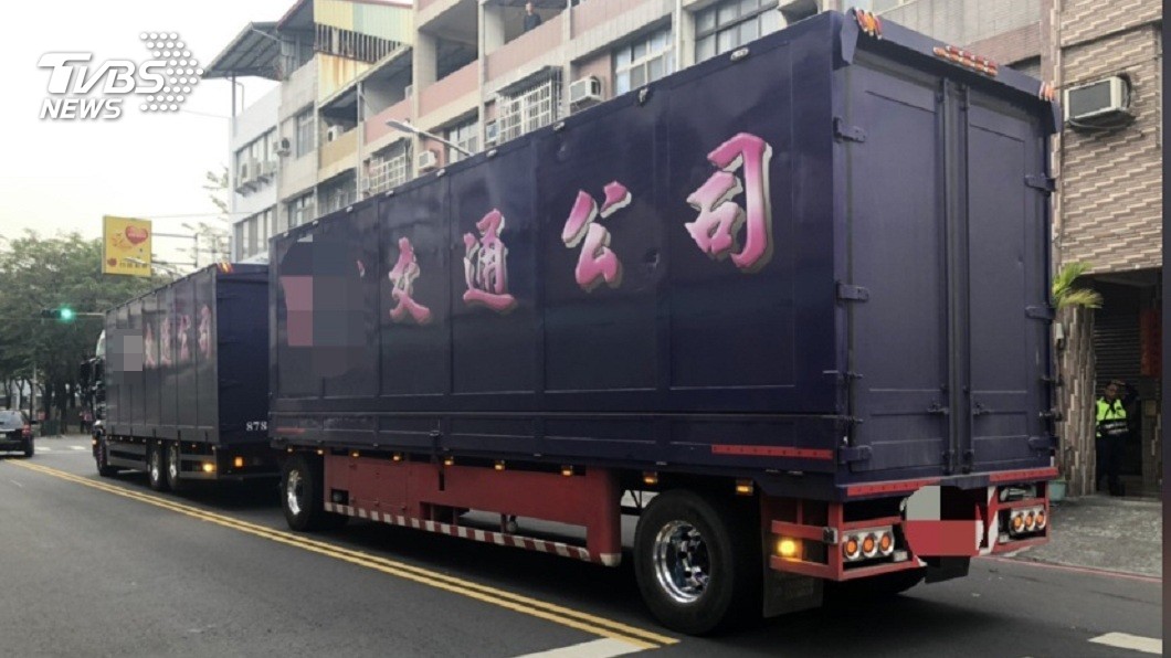 聯結車和普通重機發生擦撞,女騎士頭顱破裂當場死亡。(圖/TVBS)