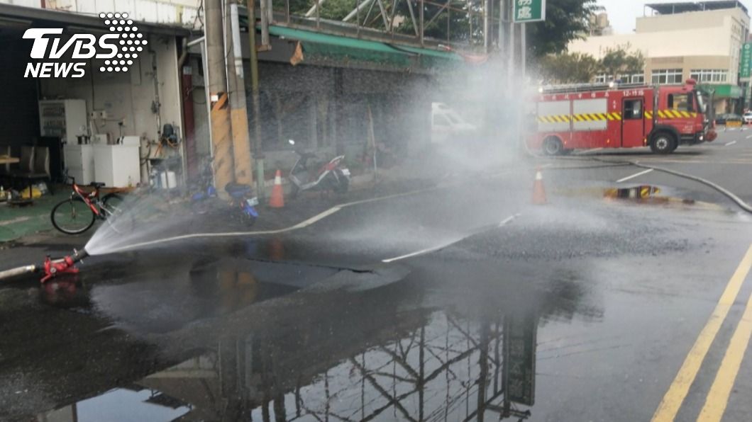 高市路竹區瓦斯外洩 現場路塌大量水冒出