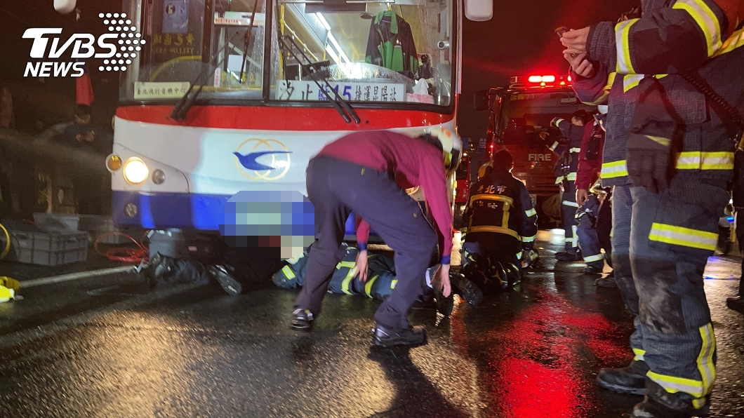 男騎士疑誤闖人行道摔車　下秒慘遭公車輾斃