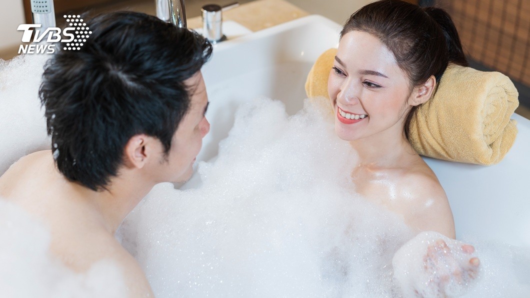 男友和妹妹泡澡嬉笑還幫吹頭髮　女嘆：是我忌妒心作祟？