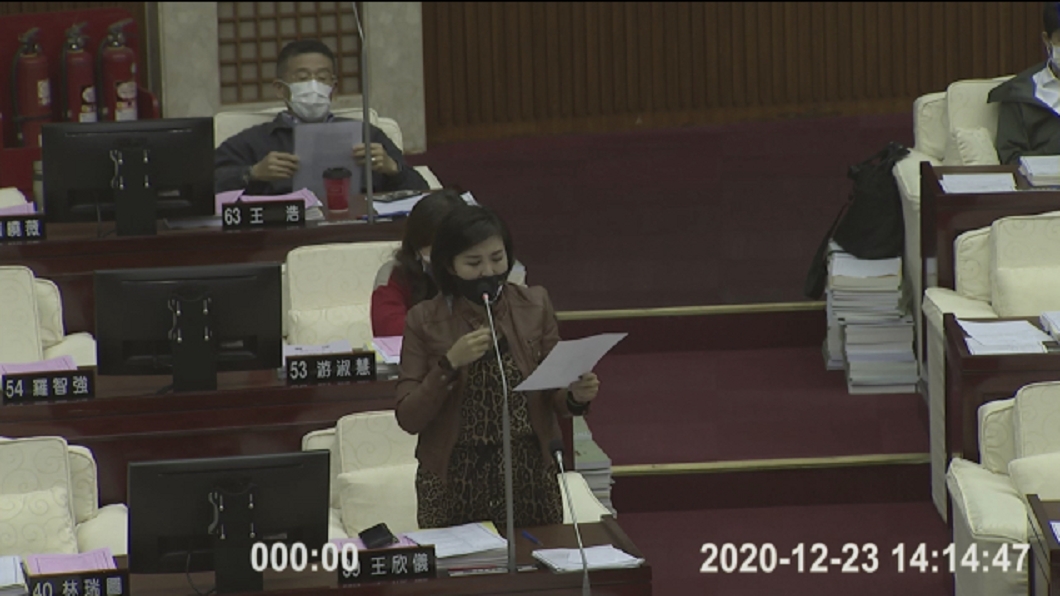 北市議員王欣儀今日在議會質詢痛批指揮中心「隱匿」。(圖/翻攝自北市議會APP)