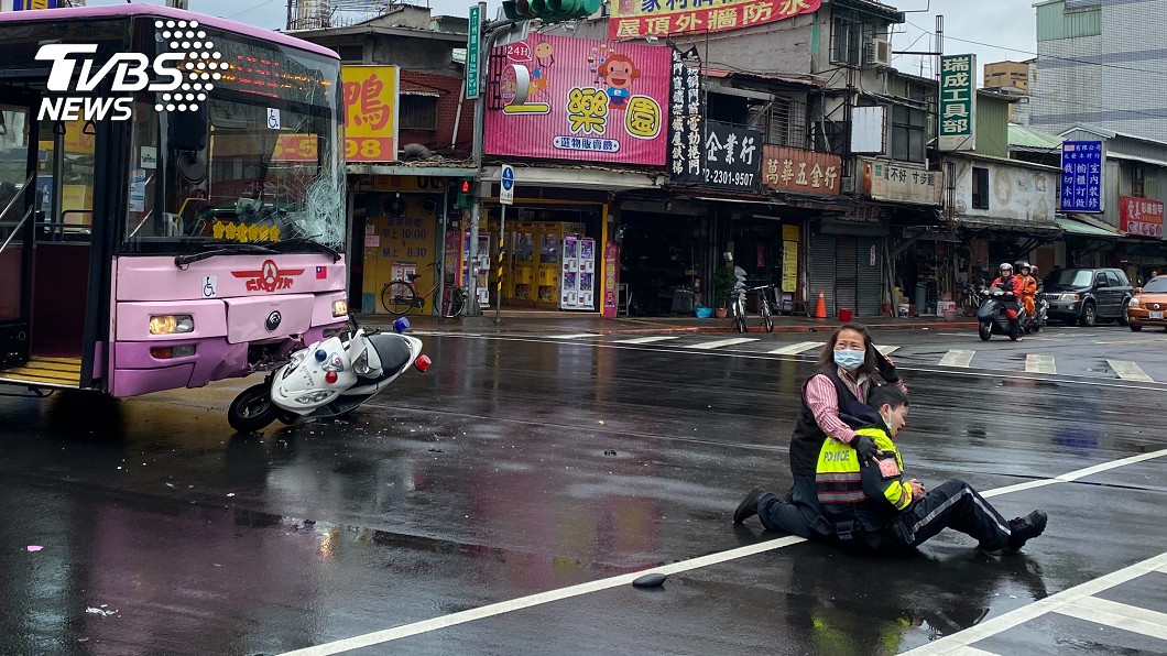 北市公車疑闖紅燈 警遭「撞飛噴血」嚇壞女司機