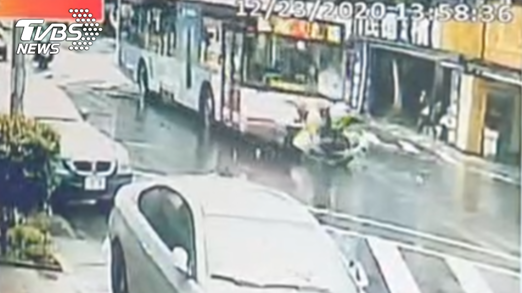 員警遭公車撞擊的瞬間。(圖/TVBS)