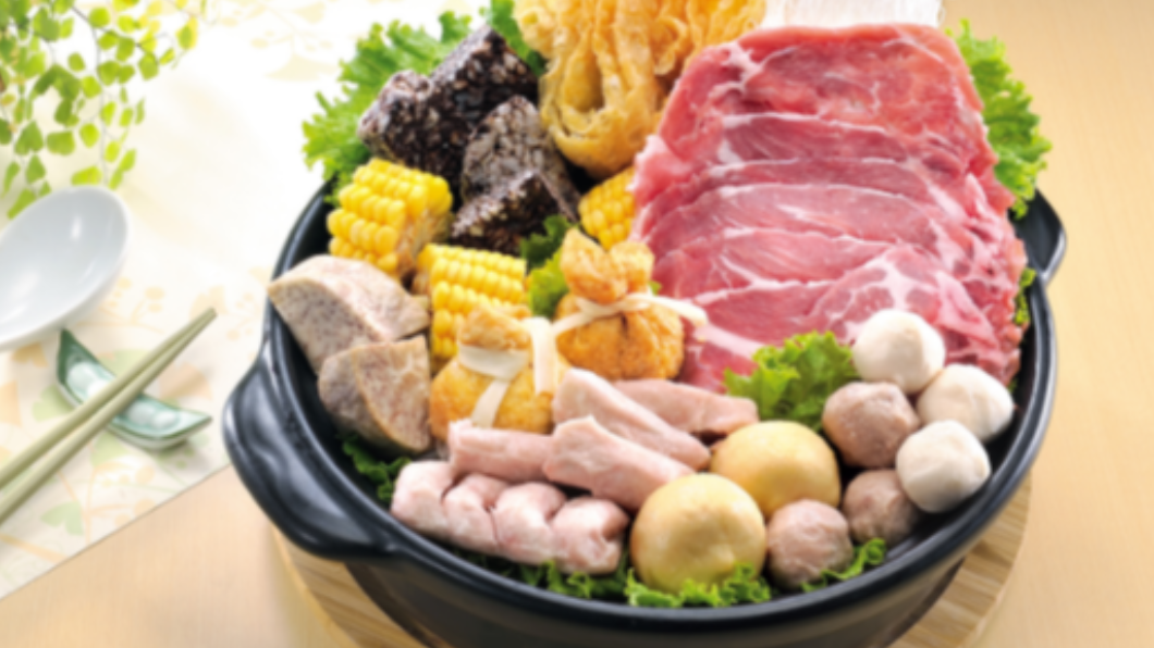 「牛轉乾坤派對鍋物組」是選用美國PRIME級的霜降牛肉與雪花牛小排。(圖/翻攝自泰山汕頭火鍋關網)