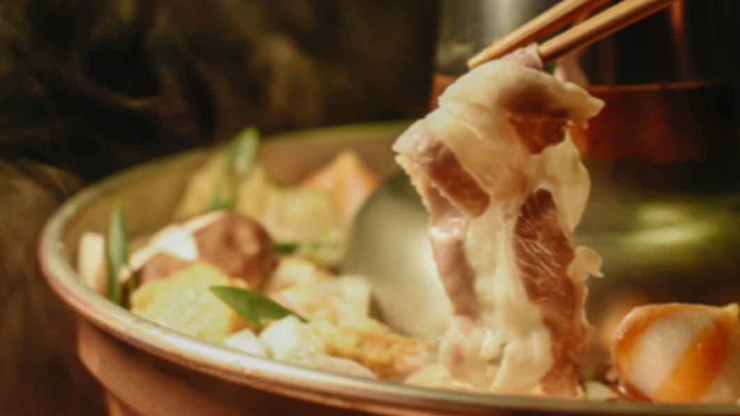 友蘭食作坊還推出酸白菜火鍋搭配牛肉雙拼。(圖/翻攝自友蘭食作坊官網)