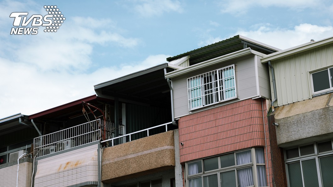 高樓住戶狂拋雜物 母破門「見兒猝倒」心碎:他在求救!