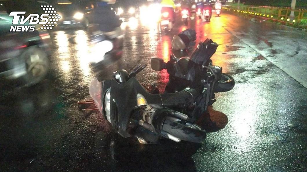 新莊堤外便道機車自撞分隔島　男送醫急救不治