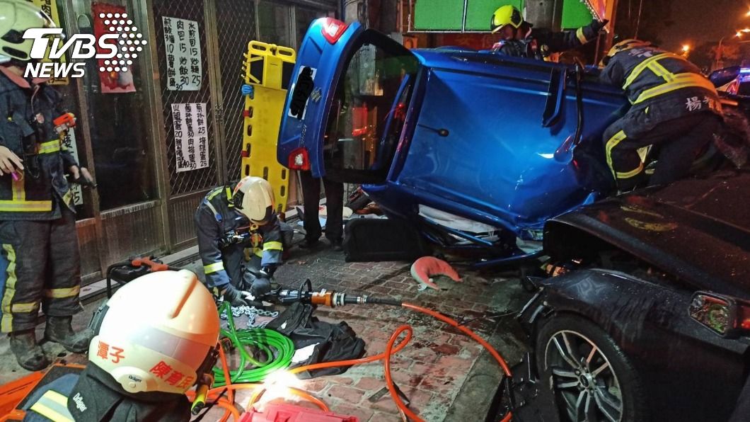 台中小客車碰撞翻覆 女駕駛一度受困獲救