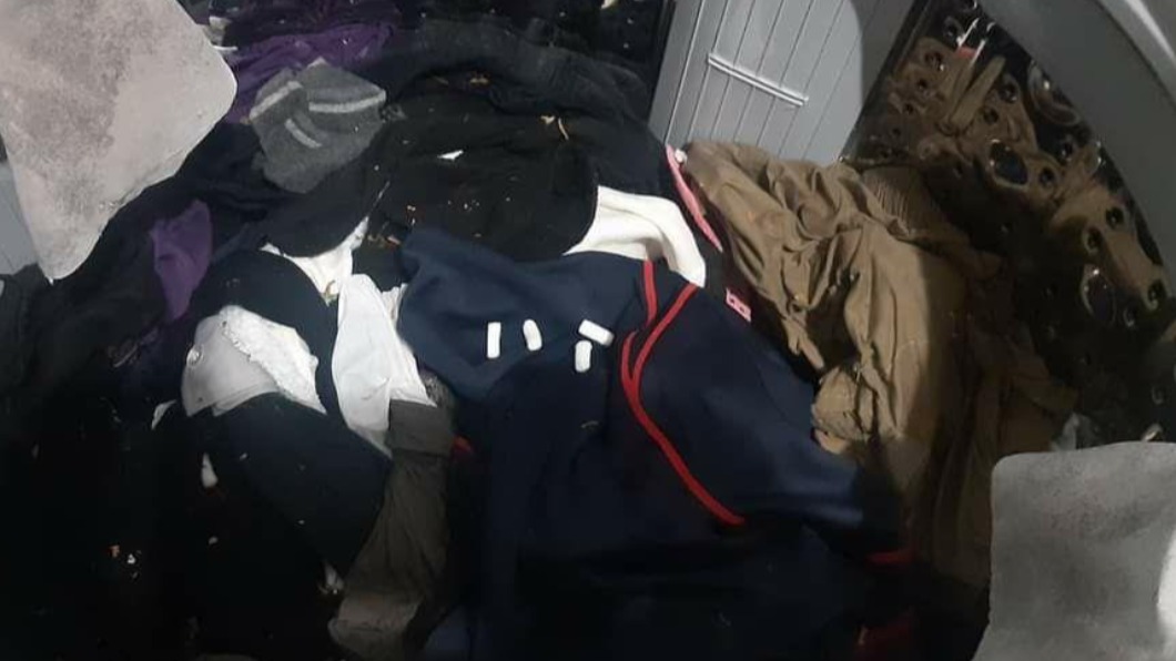 洗完的衣服上沾滿散掉的香菸殘骸。(圖/翻攝自「爆怨公社」)