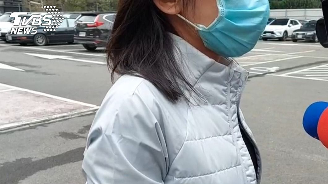 將車停在水溝蓋旁的民眾嚇了一跳。(圖/TVBS)