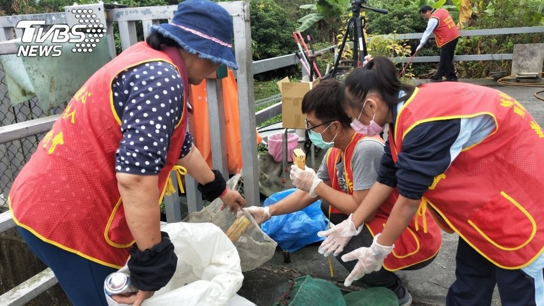 8旬獨居老翁住雜亂鐵皮屋 熱血高中生挽袖打掃