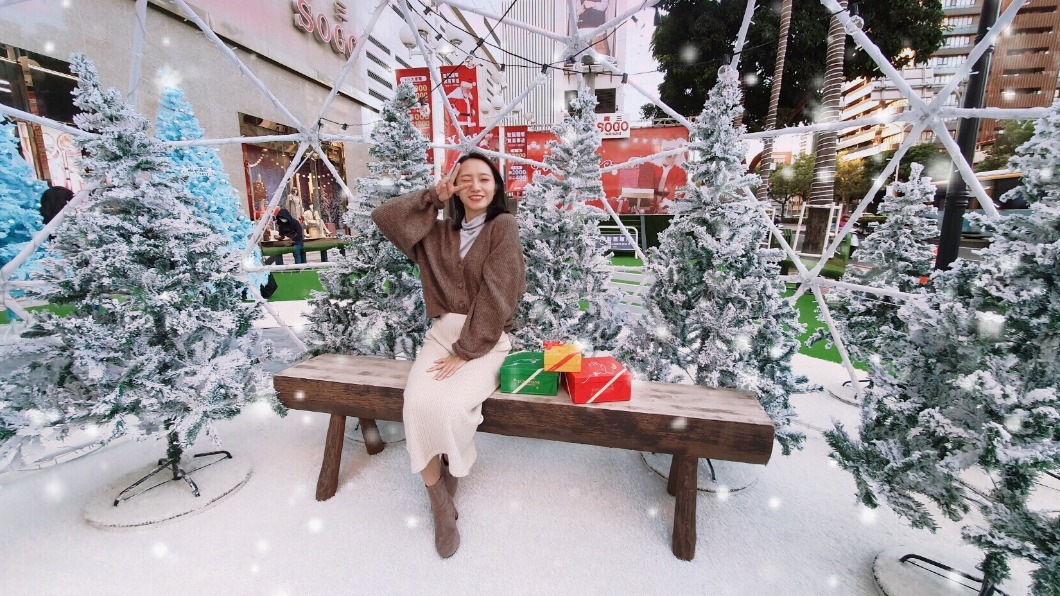 雪白的地毯、耶誕樹上的雪花、外加球型雪屋~整個好像來到雪國世界。(圖/翻攝自台中廣三SOGO百貨官方臉書)