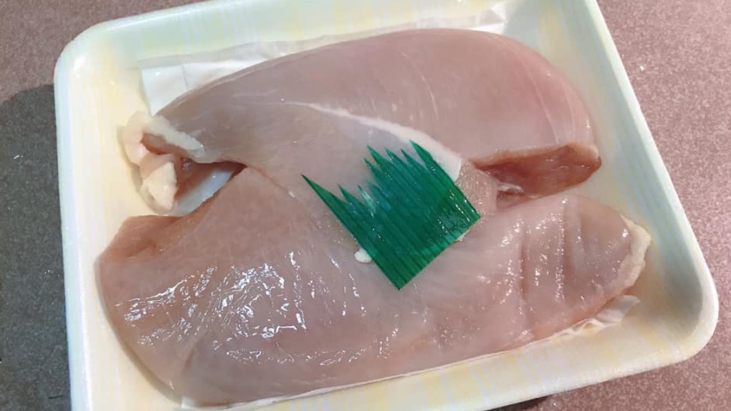 女子好奇為何生鮮肉上都會擺放一片綠葉。（圖／翻攝自「爆廢公社二館」臉書）