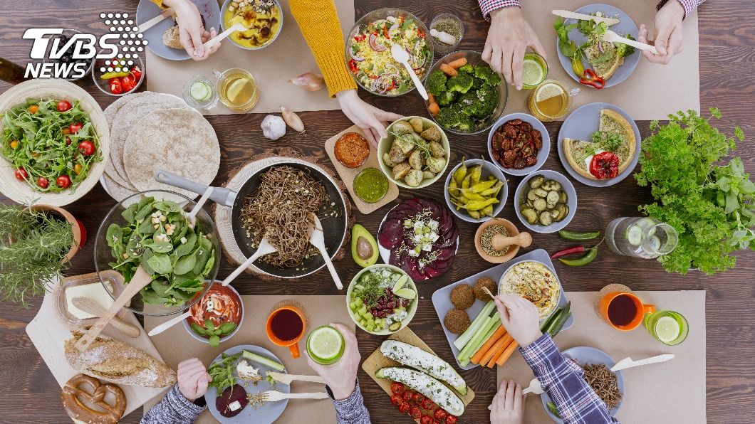 聚餐放屁好尷尬！　營養師曝「此類」食物少吃