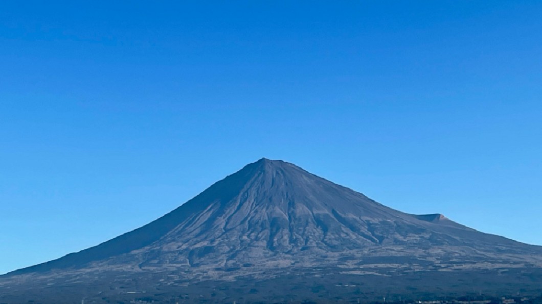 富士山頂12月沒積雪 網憂心「火山爆發前兆」