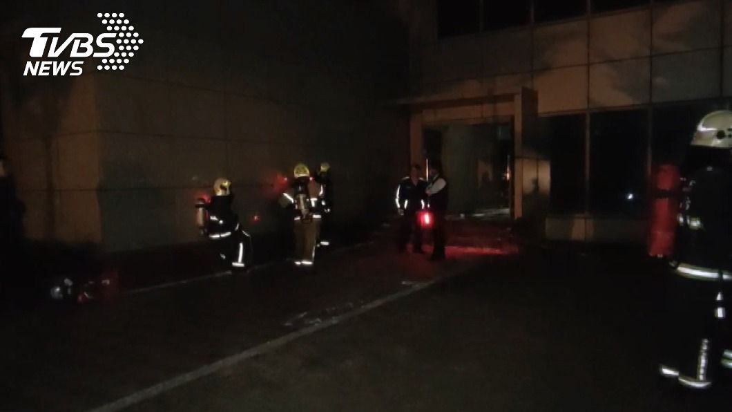 警消派出多名人力抵達現場。(圖/TVBS)