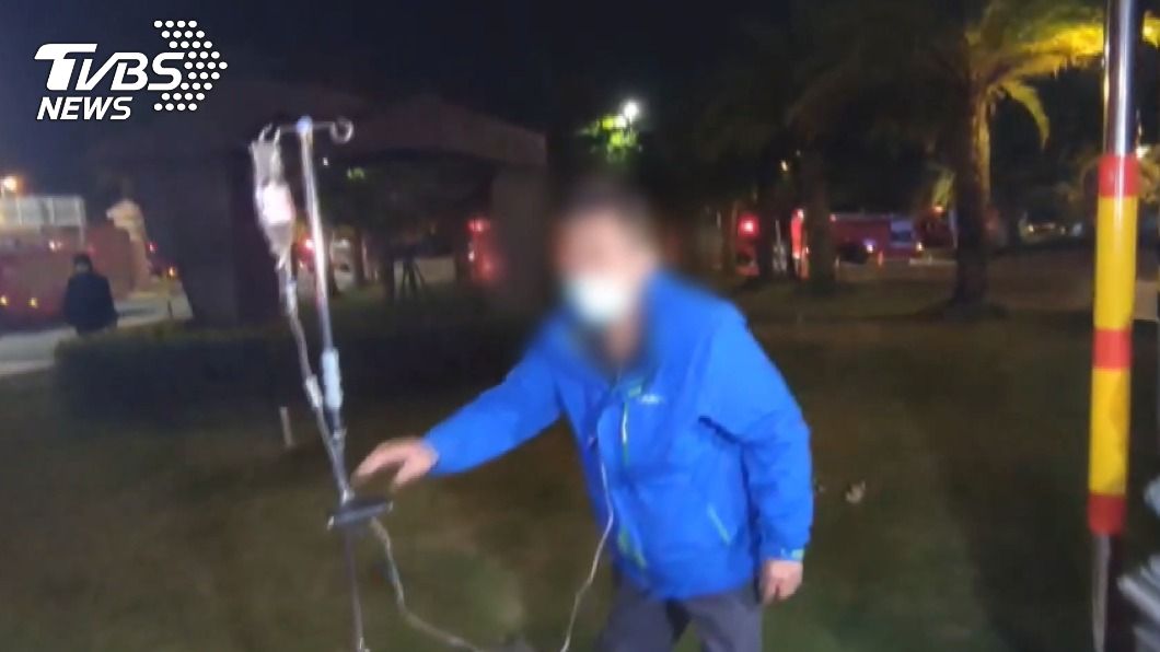 院內病患聽聞火警慌忙推著點滴逃生。(圖/TVBS)