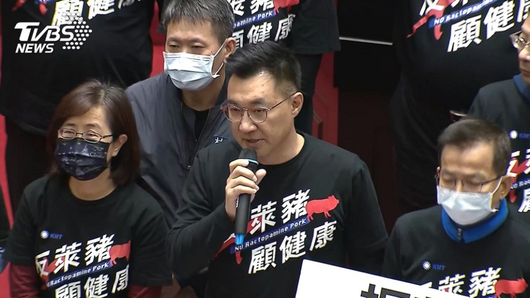 國民黨黨主席江啟臣率自家立委道歉。(圖/TVBS)