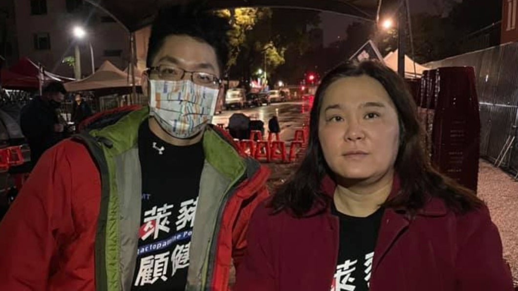 蔣萬安及陳玉珍等37名藍委夜宿立院外。(圖/翻攝自陳玉珍臉書)