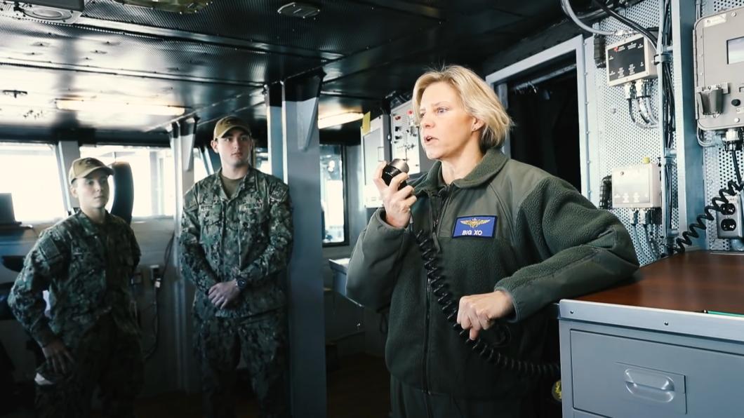 美國海軍首名航母女艦長 明夏指揮林肯號