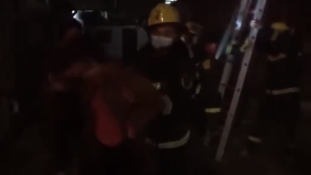 消防員到場後立刻將受困民眾救出。(圖/翻攝自中新視頻)