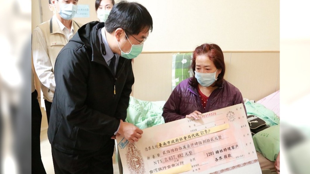 黃偉哲送「超大支票」慰問護理師母親。(圖/翻攝自黃偉哲臉書)