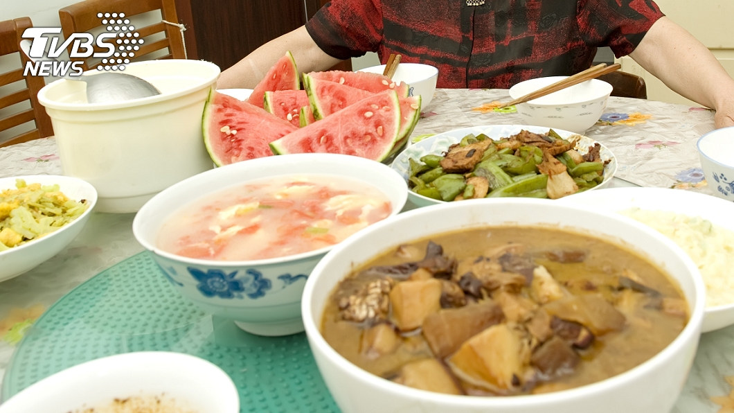 被婆婆逼煮整桌年菜 改網購遭尪轟:娶妳不是來偷懶的