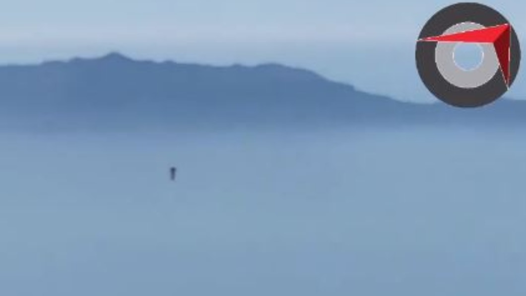 「噴射背包客」再現1000m高空　飛行員嚇呆