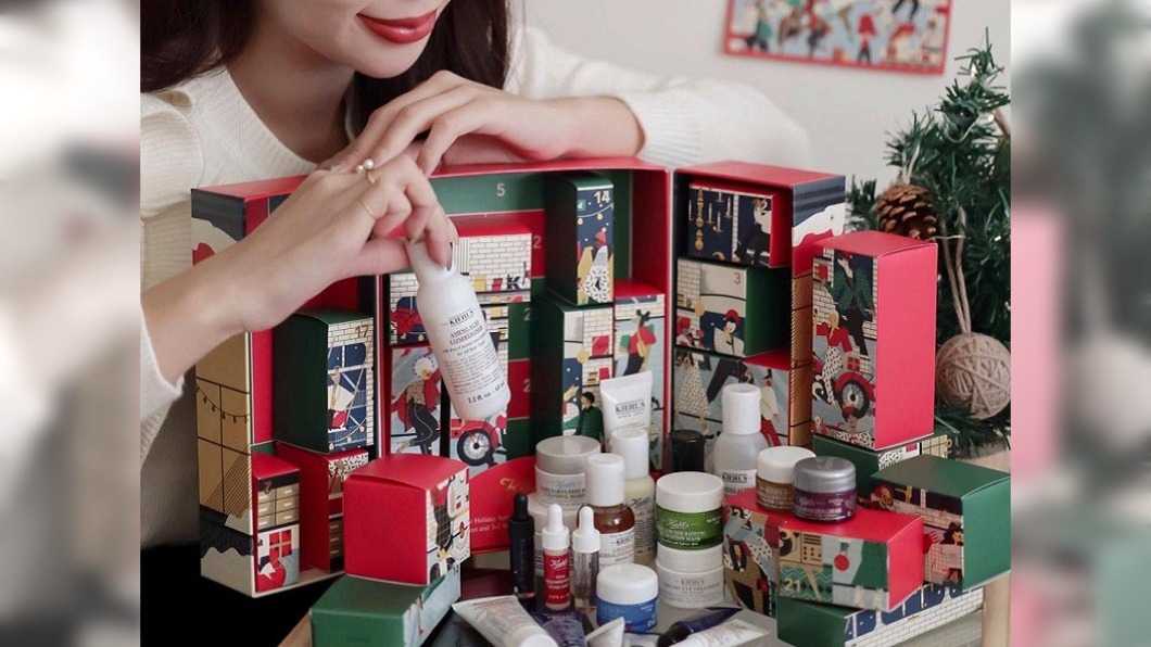 Kiehl's推出的耶誕倒數月曆開箱。（圖／翻攝自Kiehl's臉書）