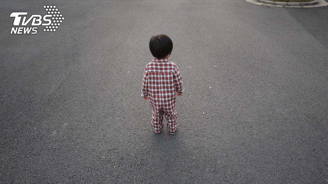 男童徒步走數百公尺找叔叔救命。（示意圖，與當事人無關／shutterstock達志影像）