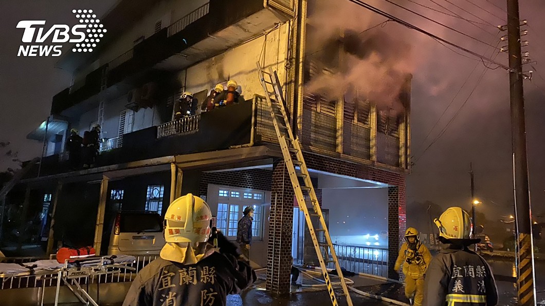 濃煙壟罩!宜蘭羅東民宅大火 2女昏迷送醫