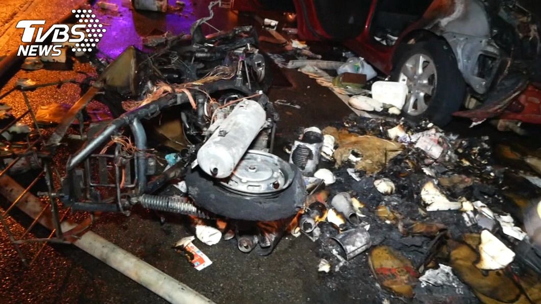 車載紙盒觸排氣管引大火 「燒毀2車」婦恐賠百萬