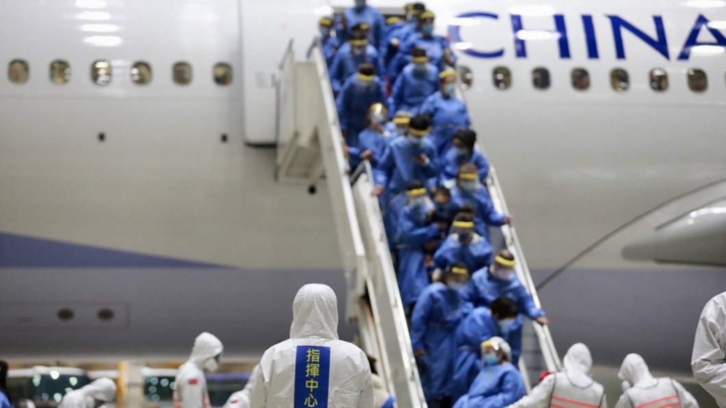 武漢包機抵台。(圖/疾管署提供)