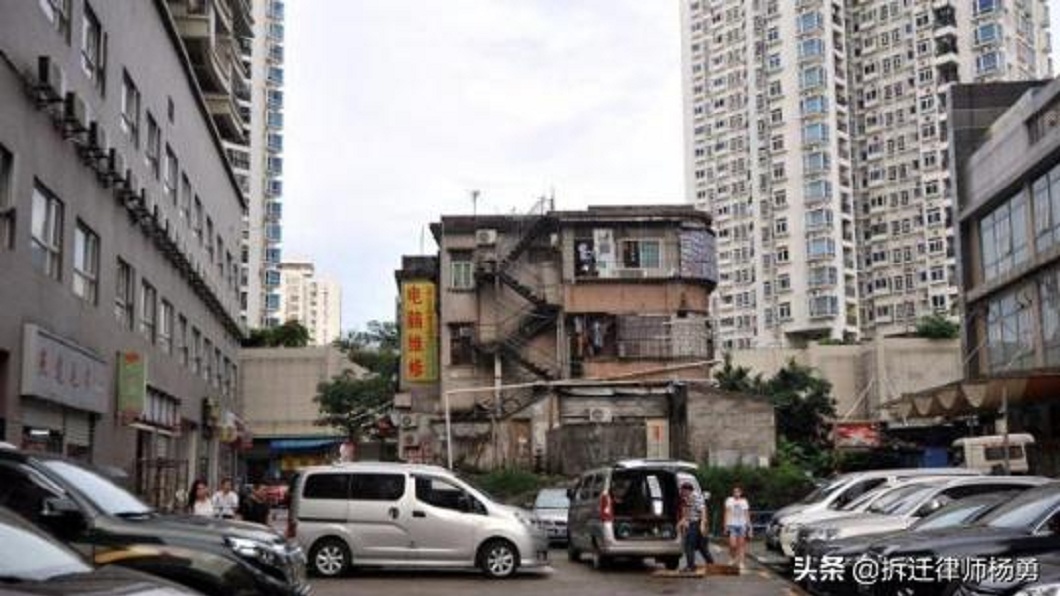 最後雙方協商破局,建商修改都更計劃,隨著周圍其他大樓林立,這間釘子戶顯得破舊不堪。(圖/翻攝自微博)