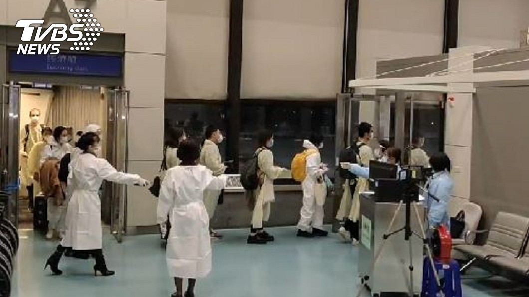 華航倫敦返台班機 4人出現症狀、1人發燒!指揮中心回應