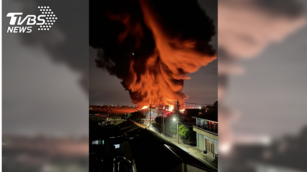 台南家具工廠深夜大火　橘紅火球竄天際全面燃燒