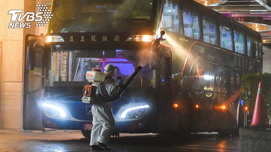 英航班旅客雨中抵達檢疫所 採檢後入住:回家真好!