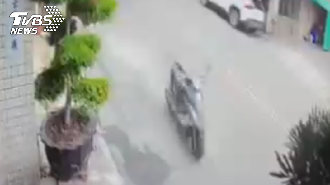 幽靈機車!騎士路口倒地 台中兩輪「離奇自駕」50m