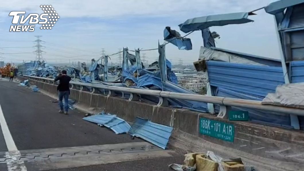 國3南下龍井段貨車「撞碎護欄」翻覆　橫躺車道排除中