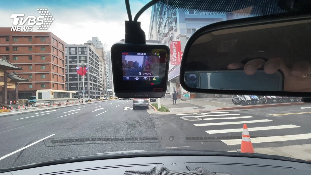 天氣熱行車紀錄器也受不了! 車停戶外疑似被曬到當機