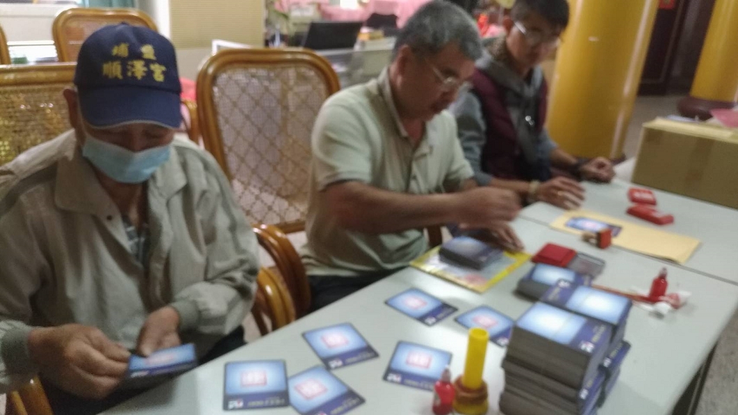 悠遊卡公司與埔鹽順澤宮合作推出縮小版造型悠遊卡。(圖/悠遊卡公司提供)
