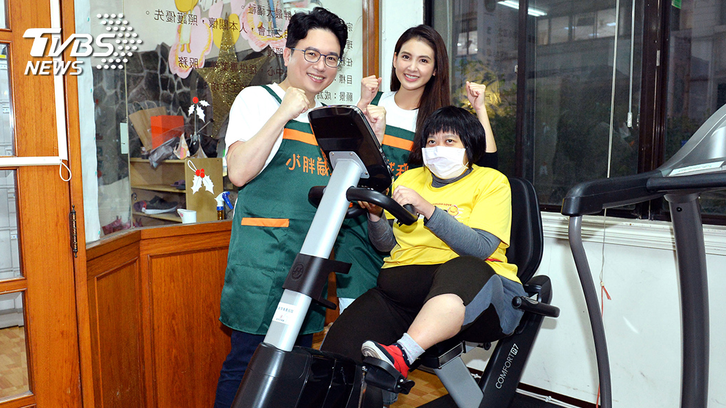 TVBS《健康2.0》主持人江坤俊、韋汝陪伴小胖威利病友一起運動。圖/TVBS