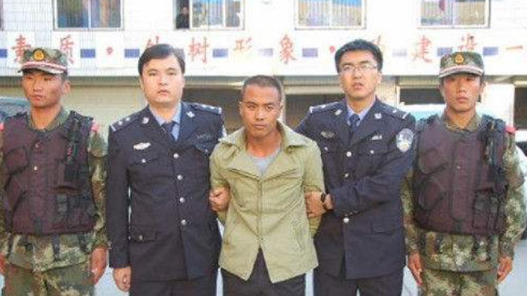 男子不滿妻子拿5000元給娘家,一氣之下殺了對方全家人,事後遭到逮捕。(圖/翻攝自騰訊網)