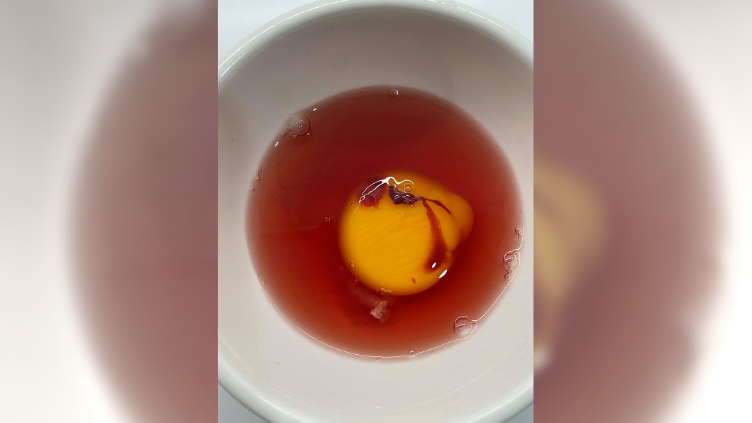 雞蛋敲開驚見「鮮紅月經」!人妻嚇壞 內行人曝真相