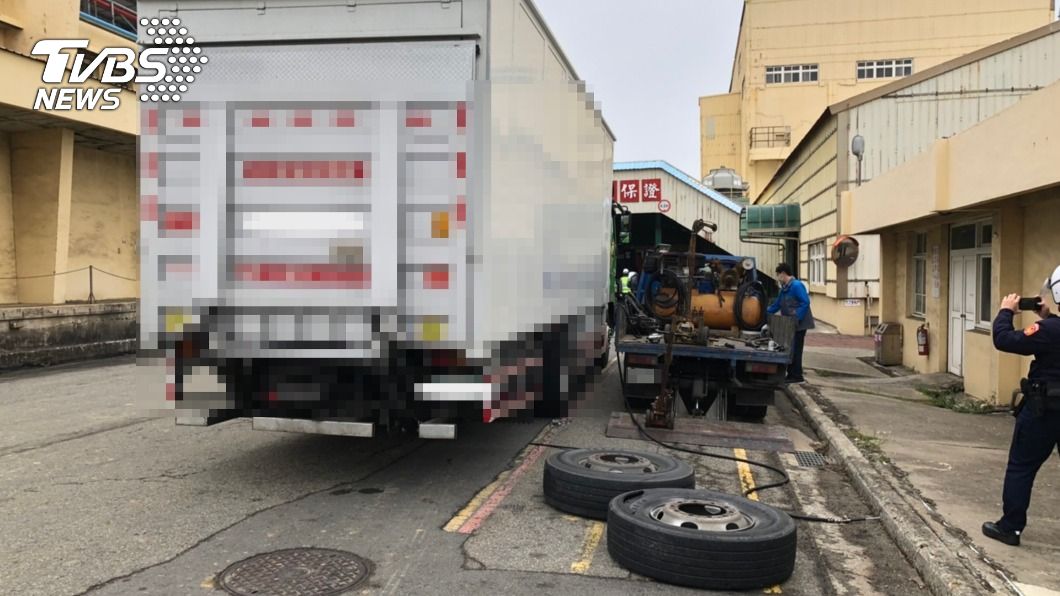 疑補胎充氣過度氣爆　汽修師遭震飛翻滾數圈後倒地