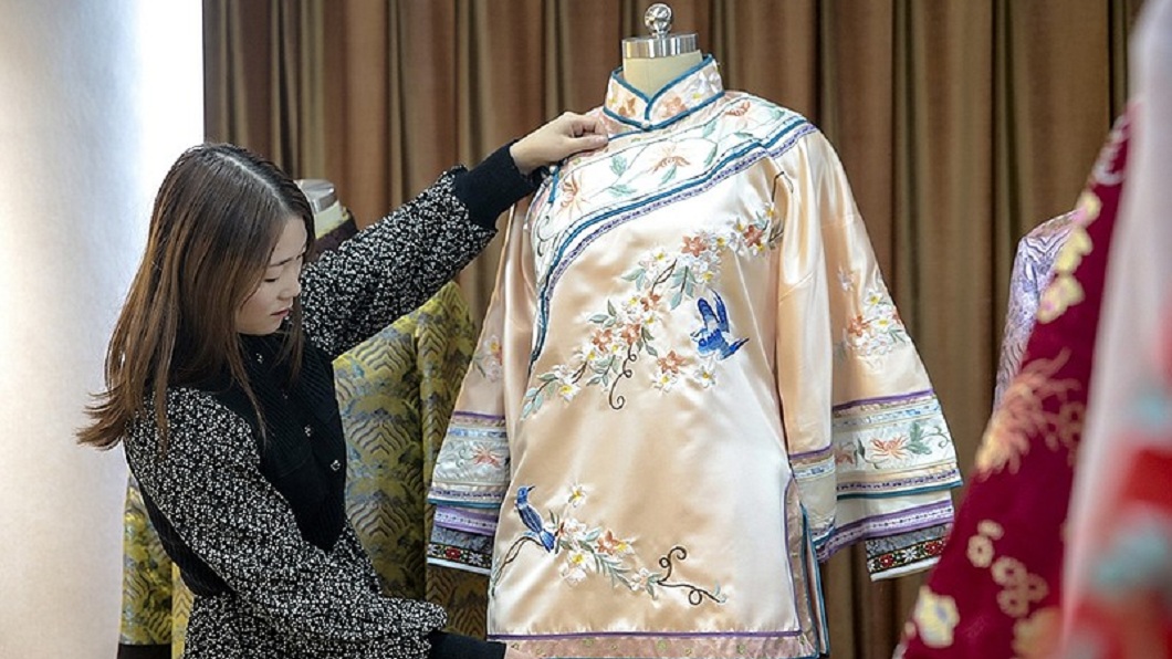 嫩妹投入殯葬業 化身「壽衣模特兒」:別把我當瘟神