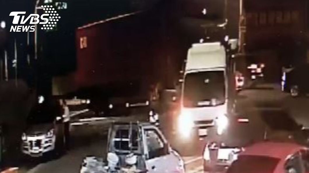 快訊／載2童車禍母遭輾腿骨折　聯結車肇事逃逸