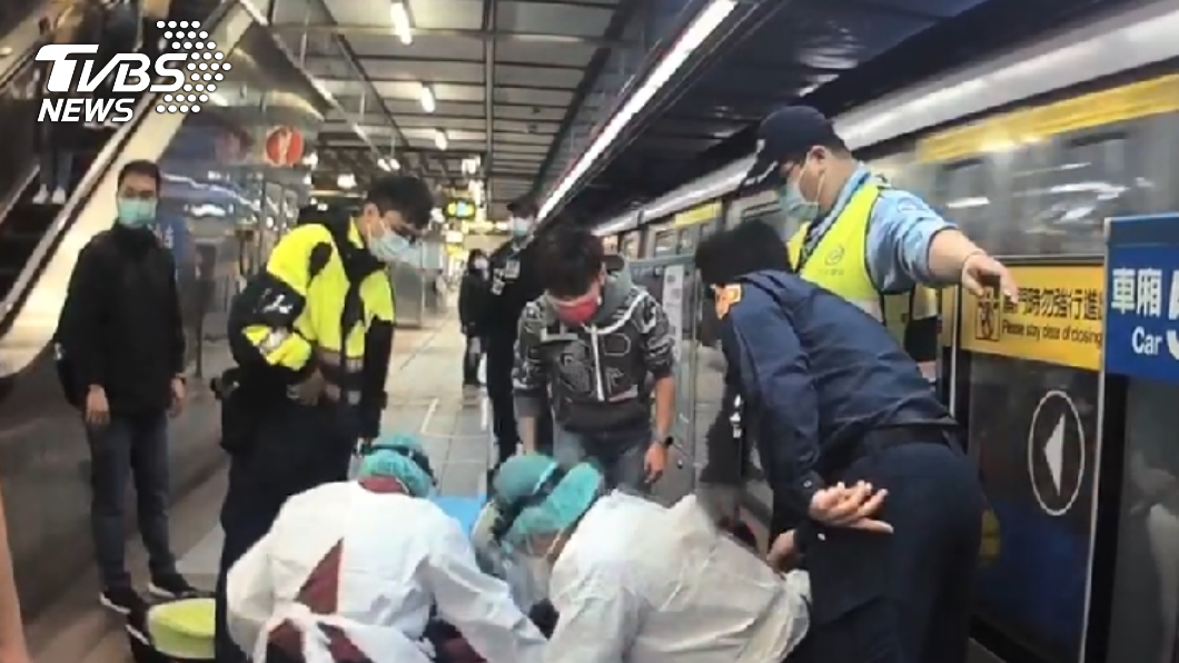老翁倒地命危!男「手染血」搶命 16歲少年衝月台接力