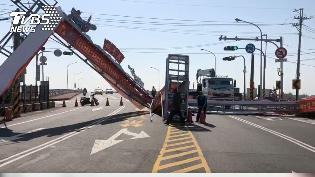 台南廟宇牌樓抵不住強風倒塌 全線車道封鎖