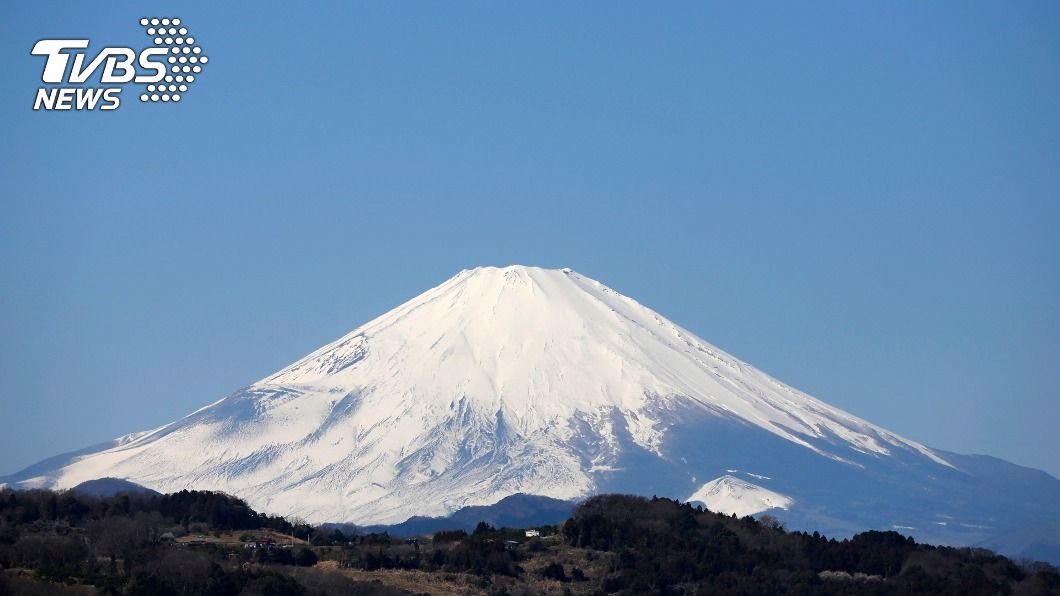 日本富士山頂終於積雪 將以白頭風貌跨年迎新